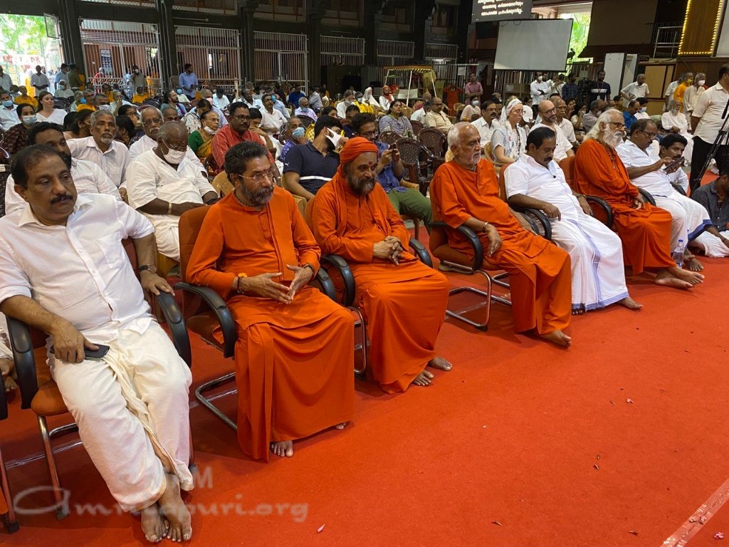04 Swamis de Amritapuri aldeanos devotos simpatizantes y autoridades todos ofrecieron sus homenajes
