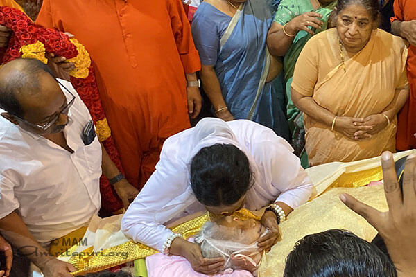 07 El ultimo beso de despedida de Amma a Damayanti Amma antes de trasladar el cuerpo para la cremacion