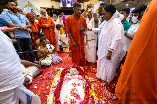 09 Amma dio sus ultimas bendiciones antes de que el cuerpo de Damayanti Amma fuera llevado al crematorio