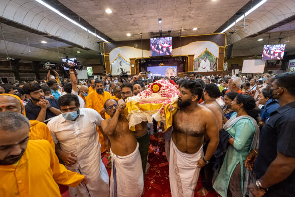 10 Los restos mortales de Damayanti Amma son llevados al crematorio por sus hijos y nietos
