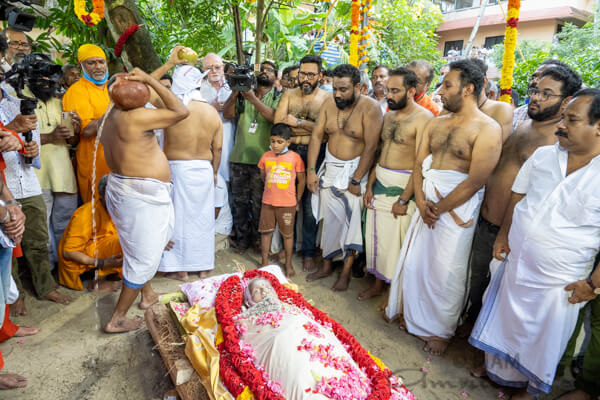 11 Los hijos y nietos de Damayanti Amma llevaron a cabo los ultimos rituales