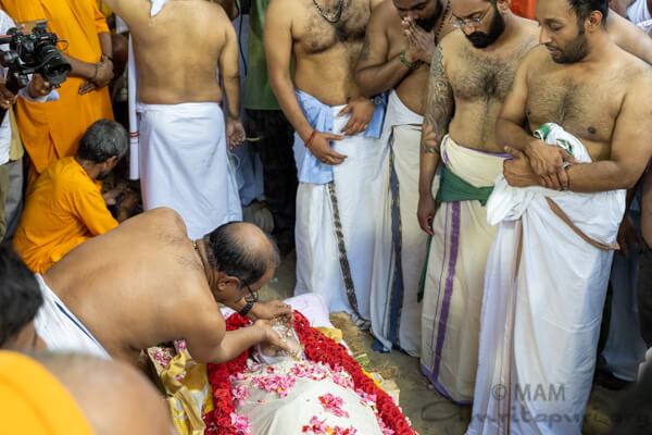 13 El hijo de Damayanti Amma Satish Kumar hizo la vaykkari iduka ofrenda de arroz