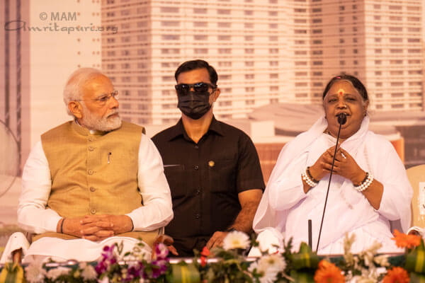 Amma hablando en la inauguración del hospital Faridabad Hayana