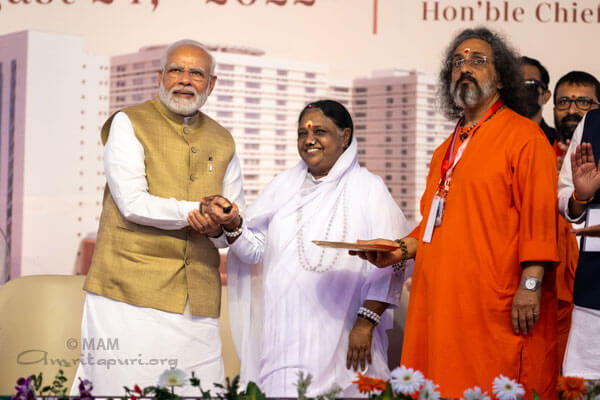 Amma inaugurando el hospital Faridabad Hayana