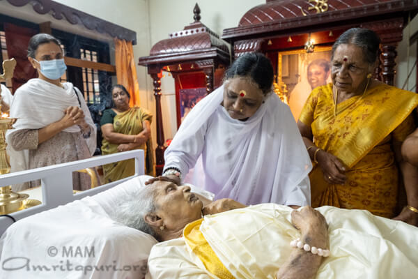 Amma frente al cuerpo de Damayanti Amma