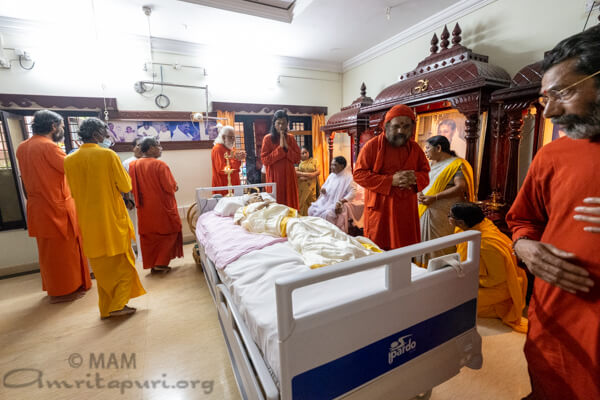 Discipulos monasticos ofrecen sus tributos a Damayanti Amma