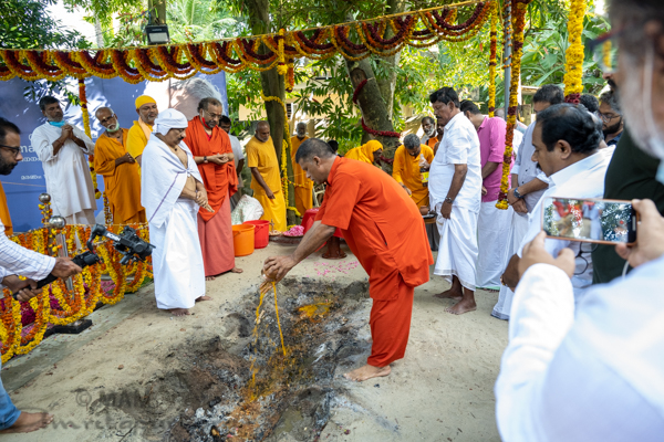 Ofrenda de las cenizas de Damayanthi Amma al oceano 02