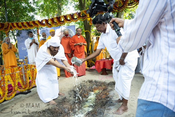 Ofrenda de las cenizas de Damayanthi Amma al oceano 03