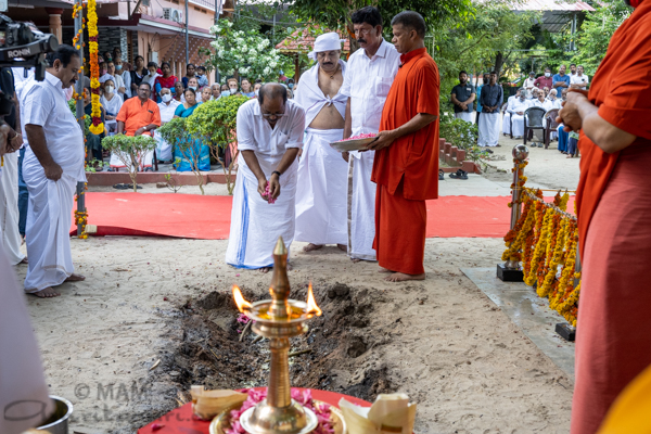 Ofrenda de las cenizas de Damayanthi Amma al oceano 04