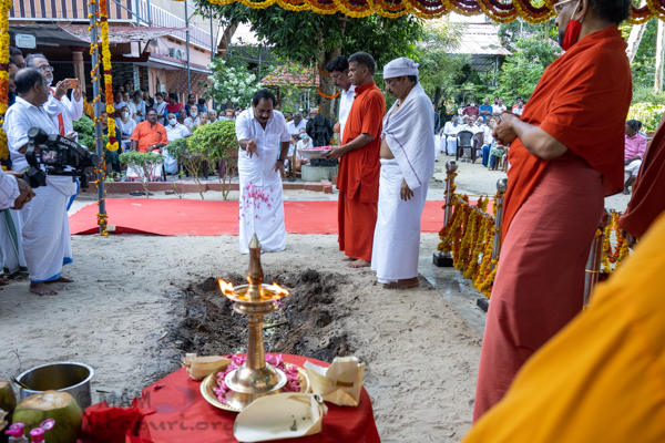 Ofrenda de las cenizas de Damayanthi Amma al oceano 05