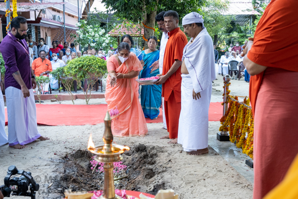 Ofrenda de las cenizas de Damayanthi Amma al oceano 06