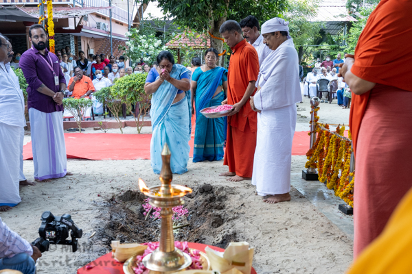 Ofrenda de las cenizas de Damayanthi Amma al oceano 07