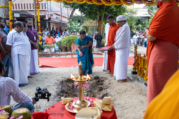 Ofrenda de las cenizas de Damayanthi Amma al oceano 08