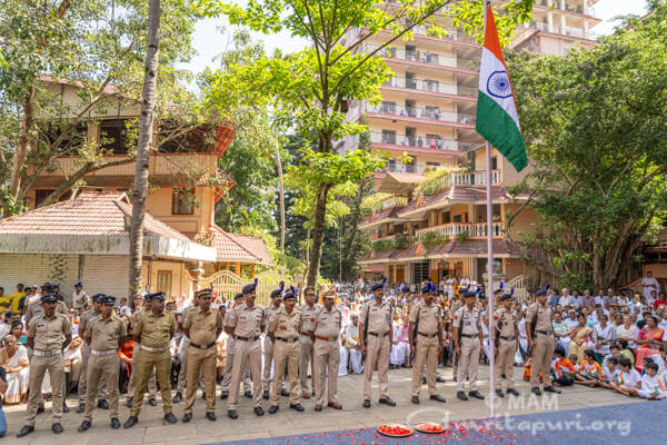 2023 Amma iza la bandera en la 77 celebracion del Dia de la Independencia de India 02