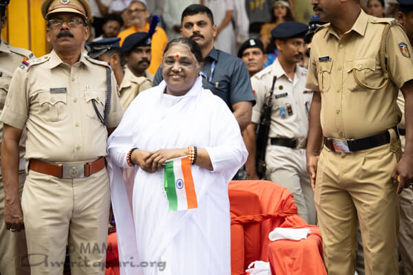 2023 Amma iza la bandera en la 77 celebracion del Dia de la Independencia de India 04