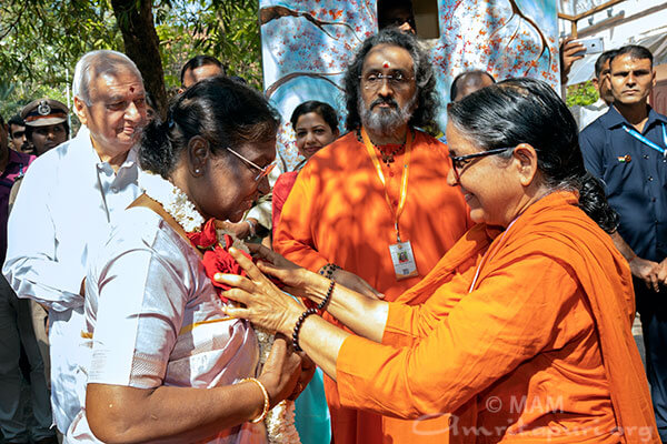 2023 La presidenta india Droupadi Murmu visita a Amma 02