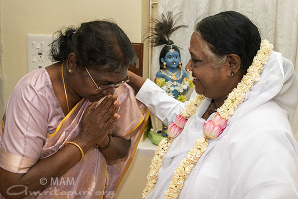 2023 La presidenta india Droupadi Murmu visita a Amma 03