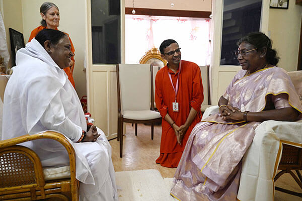 2023 La presidenta india Droupadi Murmu visita a Amma 04