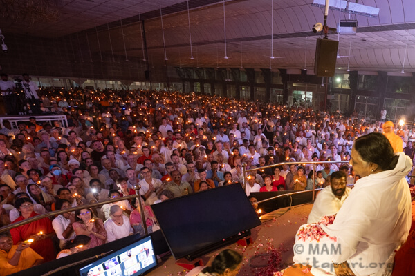 Abrazando la luz interior Diwali Amritapuri 02