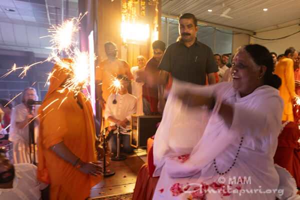 Abrazando la luz interior Diwali Amritapuri 04