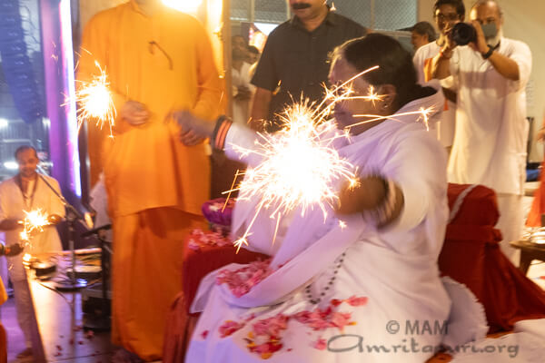 Abrazando la luz interior Diwali Amritapuri 05