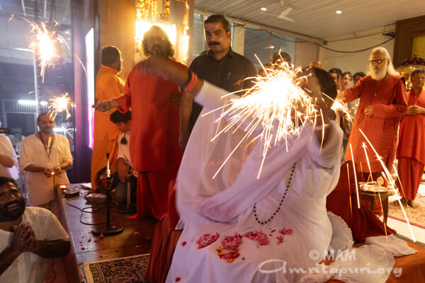 Abrazando la luz interior Diwali Amritapuri 06