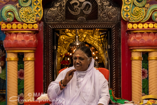Amma bendice a nuevos Sannyasins de Patanjali Yogapeeth 02