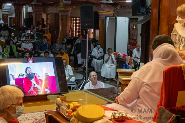 Amma bendice a nuevos Sannyasins de Patanjali Yogapeeth 03