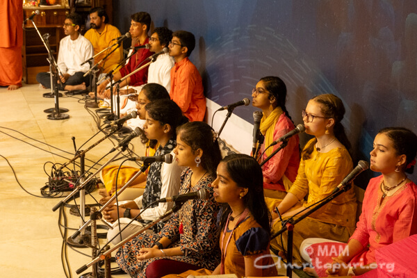 El Guru es la luna llena Gurupurima23 Amritapuri 03