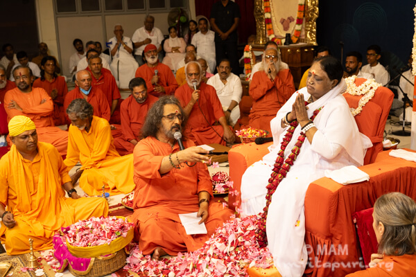 El Guru es la luna llena Gurupurima23 Amritapuri 07