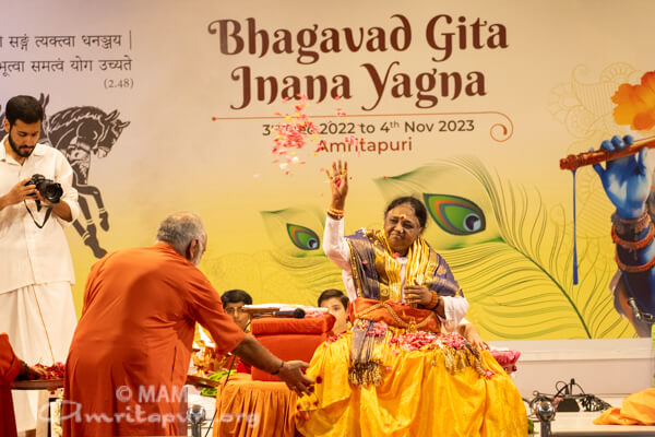 El final de la unica e historica Gita Jnana Yajna Amma 2023 06
