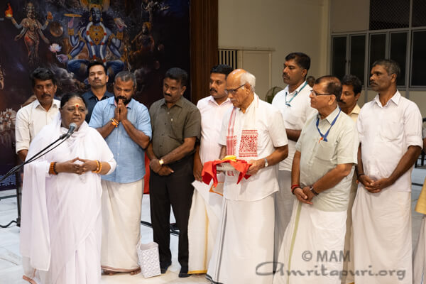 02 Ofrenda a Amma de Akshata de Ram Mandir 2024