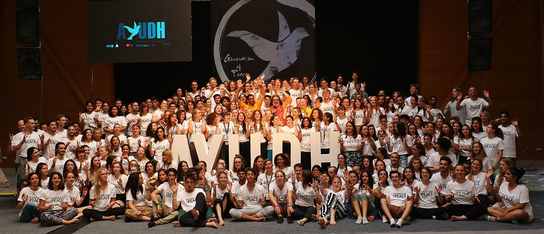 Foto grupal de la cumbre de 2018, con la temática de «Generación de la paz»