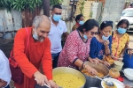 AYUDH Mauricio ofrece comida a madres y niños necesitados