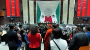 C20: Swami Dayamritananda Puri se reúne con miembros del parlamento en la Cámara de Diputados de México