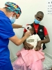 Cirugía ocular de una niña en Kenia
