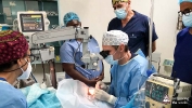 Cirugía ocular de una niña en Kenia
