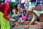 construcción de inodoros por las mujeres de la India 
