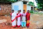 construcción de inodoros por las mujeres de la India 