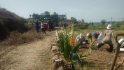 Briquetadora, jardín y niños en el Ashram...