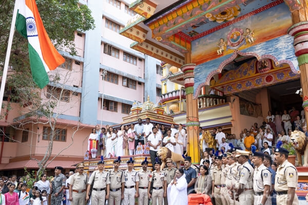 Amma iza la bandera en la 77ª celebración del Día de la Independencia de India