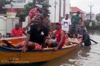 Rescate de barcos, ropa y alimentos para los afectados por inundación en Madrás.