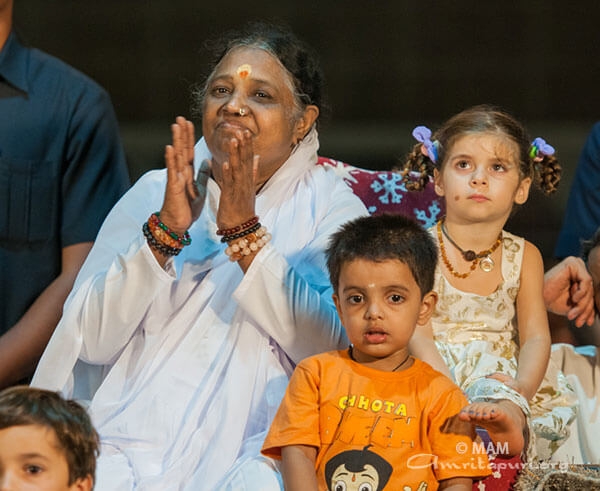 Caminando con nosotros: Navidad en Amritapuri