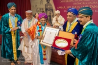 Amma recibe un Doctorado Honoris Causa en Letras por la Universidad de Mysore