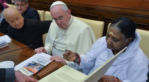 Amma firma la Declaración Universal de Líderes Religiosos contra la Esclavitud, uniéndose a otros líderes mundiales en una ceremonia en el Vaticano