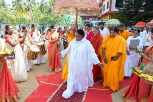 La aceptación es la llave del éxito: Amma en Mangalore