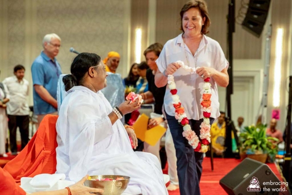 Dorothy Bush Koch welcomes Amma to Washington, DC