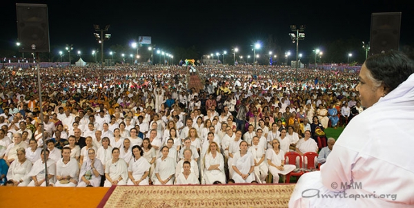 Amma en Udupi: Dios es la unidad indivisible desprovista de límites