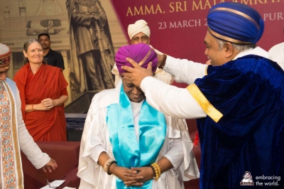 Amma rep el Doctorat Honorari en Lletres de la Universitat de Mysore
