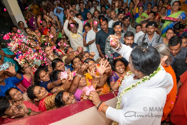 Amma ha venido para bendecir a todo ser viviente en Madurai